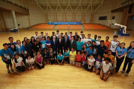 Participants at the Youth Leadership event pose with representatives from Korean Air and Gwangju 2015 ©Korean Air