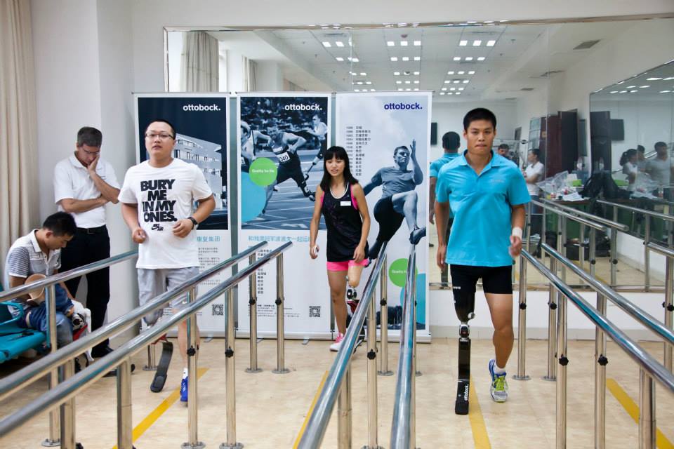 Participants of the first Chinese running clinic organised by Ottobock Healthcare test out the Ottobock 3S80 knee and sprinter foot in Zhengzhou ©Facebook