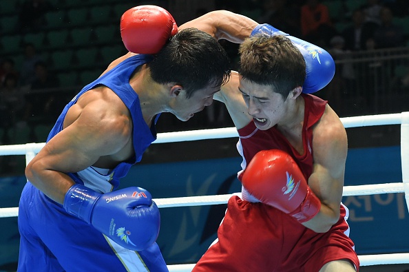 Philippines boxer Charly Suarez (left) took on Uzbekistan's Elnur Abduraimov in the men's 60kg preliminaries ©AFP/Getty Images