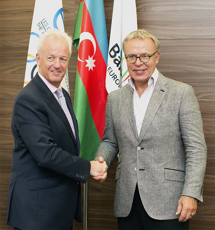 Simon Clegg, chief operating officer of Baku 2015, welcomes two-time Olympic champion, Viacheslav Fetisov, to the Baku 2015 headquarters ©Baku 2015