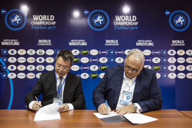 Taishan Sports Industry Group executive director Gang Cui (left) and United World Wrestling President Nenad Lalovic sign a new partnership agreement in Tashkent ©United World Wrestling