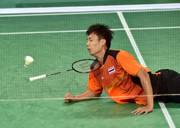 Thailand's Boonsak Ponsana fell to the ground during his round of 16 badminton match against Chou Tien Chen of Taiwan ©AFP/Getty Images
