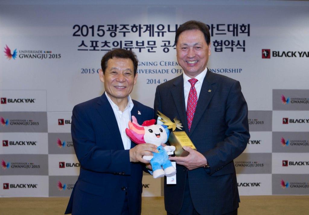 The signing was attended by 2015 Gwangju  chairman Yoon Jang-hyun and Black Yak chief executive Kang Tae-sun ©Gwangju 2015