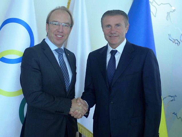 Ukrainian Chamber of Commerce and Industry President Gennady Chizhikov (left) and NOCU President Sergey Bubka shake hands on new Memorandum of Cooperation ©NOCU