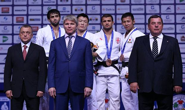 The close relationship between the IJF and the International Sambo Federation was illustrated when FIAS President Vasiliy Shestakov (right) was invited to present one of the medals during the World Judo Championships in Chelyabinsk ©IJF