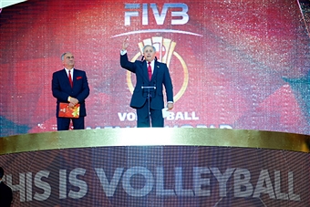 Dr Ary Graca, the FIVB President, addresses the crowd at the Opening Ceremony of the World Volleyball Championships in Poland ©Getty Images