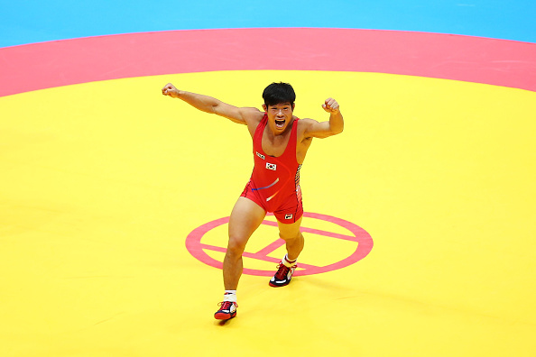 Jung Jihyun of South Korea celebrated claiming the gold medal in the men's Greco-Roman 71kg ©Getty Images