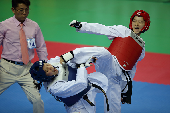 Wu Jingyu of China (red) won a bronze medal in the women's under 53kg taekwondo ©Getty Images