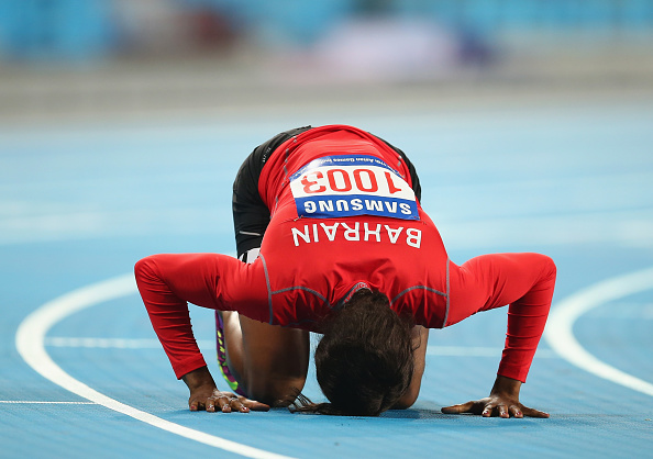 Oluwakemi Mujidat Adekoya of Bahrain kissed the track after winning gold in the women's 400m ©Getty Images