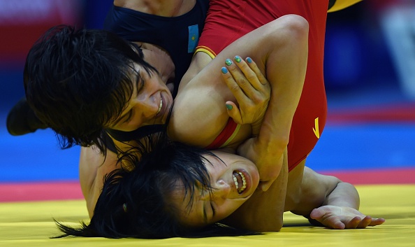 It was a high-energy contest in the women's freestyle wrestling 48kg match-up between Sun Yanan (bottom) of China and Kazakhstan's Tatyana Amanzhol ©AFP/Getty Images