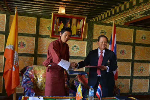 Bhutan Olympic Committee President Prince Jigyel Ugyen Wangchuck, and Yuthasak Sasiprapha, head of the National Olympic Committee of Thailand signed a Memorandum of Understanding in Thimphu ©Bhutan Olympic Committee