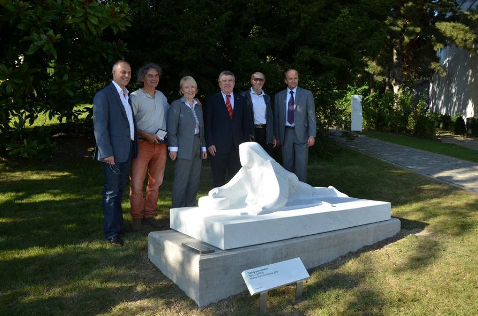 Patrick Hürlimann, Björn Zryd, Kate Caithness, Thomas Bach, Jean-Paul Bidaud and Norwegian Olympic curling gold medallist Bent Ånund Ramsfjell with the new curling statue at the Olympic Museum ©WCF