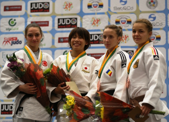 A smile of satisfaction beams across Ami Kondo's face (second from left) as she confirmed her status as the world's leading female judoka in the under 48kg category ©IJF