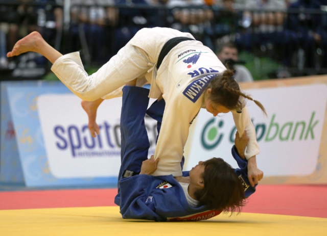 Ami Kondo of Japan (blue) added the junior world title to her senior crown at the IJF Junior World Championships in Florida ©IJF