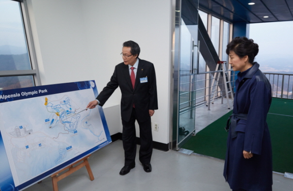 During the visit, Park Geun-hye was given a tour of the Ski Jump Stadium and briefed on preparations for the Pyeongchang 2018 Winter Games ©Bluehouse