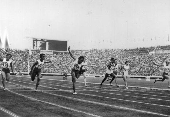 Edith McGuire (centre) of the United States won the women's 100m ©Keystone/Getty Image