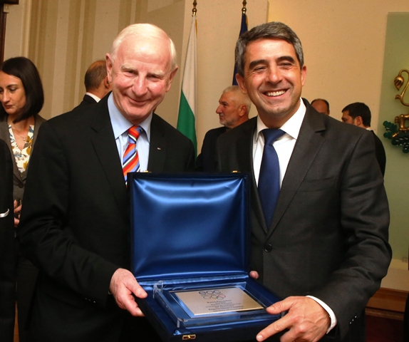 European Olympic Committees President Pat Hickey (left) presented Bulgarian President Rosen Plevneliev with a special insignia from the EOC ©BOC