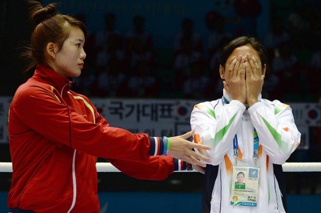 Indian boxer Sarita Devi (right) has issued a second apology to AIBA for refusing to accept her bronze medal at the Asian Games ©AFP/Getty Images