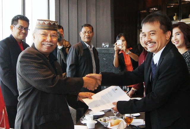 Indonesian Sport Minister Roy Suryo (right) presenting the official letter of acceptance as host of the 2018 Asian Para Games to APC President Dato Zainal Abu ©APC