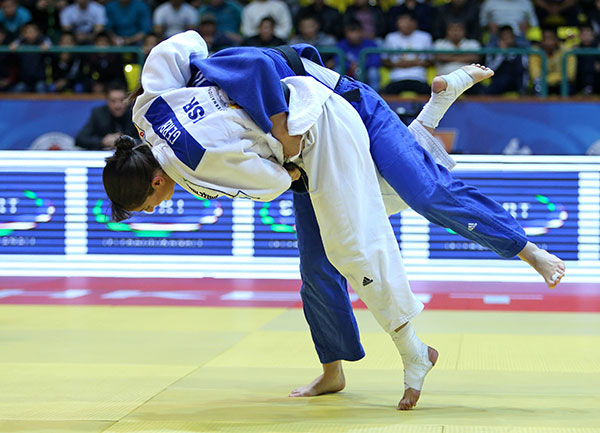 Israel's Yarden Gerbi (near) proved too strong for Austria's Kathrin Unterwurzacher in the women's under 63kg category at the IJF Grand Prix in Tashkent ©IJF