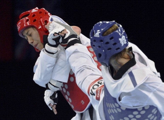 Great Britain's Jade Jones (blue) will be hoping that the new system will register any scoring kicks to the head this time round in Manchester ©AFP/Getty Images