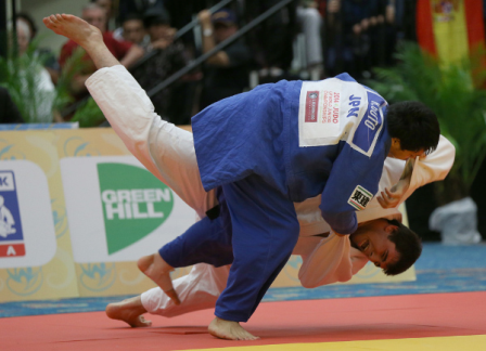 Japan's Ryutaro Goto (near) proved too strong for Russia's Niyaz Ilyasov in the men's under 100kg category ©IJF