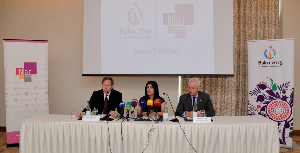 Kent McNeley (left), chief executive of Nar Mobile, and Simon Clegg (right), Baku 2015 chief operating officer, sit either side of Nigar Arpadarai, head of PR and corporate communications at Nar Mobile ©Baku 2015