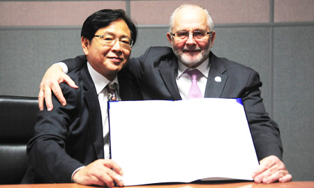Kim Young-mok (left), President of the KOICA, holds a Memorandum of Understanding with Sir Philip Craven (right), President of the IPC ©KOICA