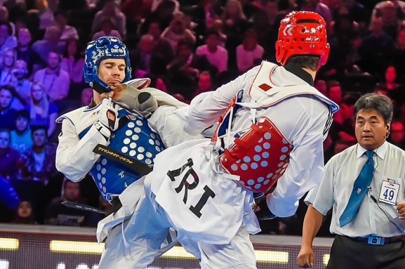 Iranian Mahdi Khodabakhshi (right) brought day two of the World Taekwondo Federation Grand Prix in Manchester to a close with a thrilling win in the mens under 80kg class against the Isle of Man's Aaron Cook ©WTF