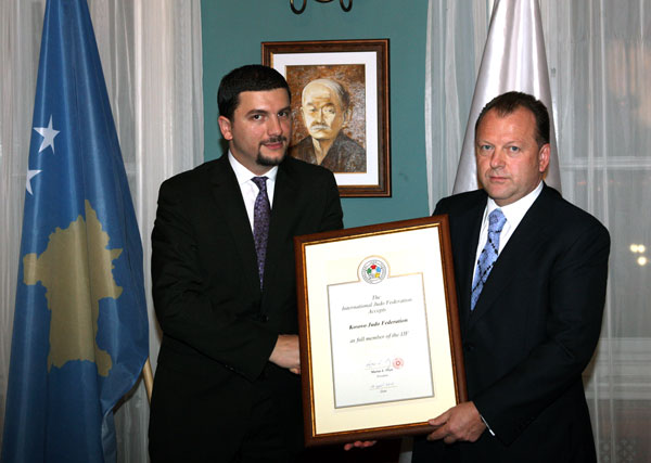 Marius Vizer (right) with Kosovan Minister of Sports Memli Krasniqi when awarding the country full IJF membership in 2012 ©IJF