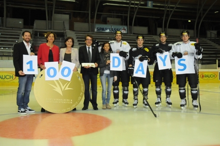 Members of the Dornbirner Bulldogs ice hockey team showed their support for the Festival in the Messestadion Dornbirn, the venue for figure skating ©EYOF 2015