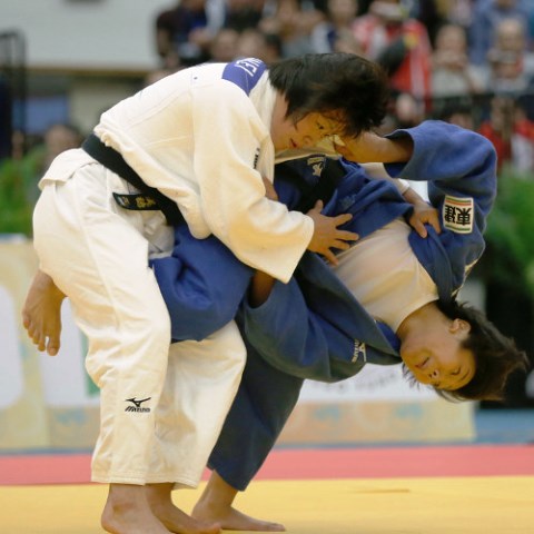 Miho Minei (white) came out on top of her battle with compatriot Nami Nabekura as Japan won a fifth gold at the IFJ Junior World Championships ©IJF