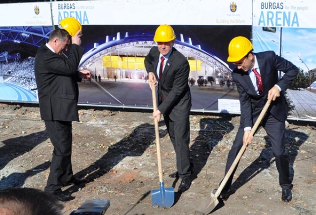 NOCU President Sergey Bubka (centre) turns the first sod as construction work begins on a new sports arena in Bulgaria ©NOCU