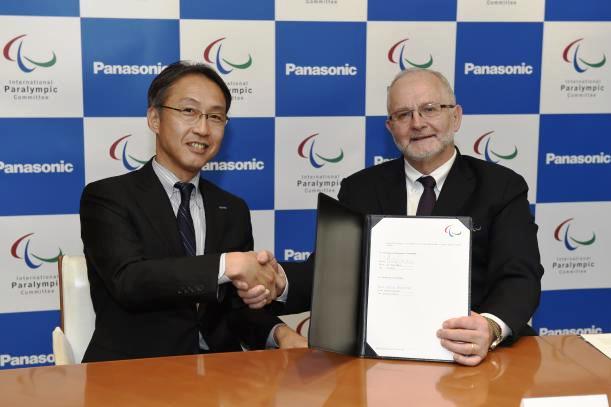 Panasonic executive officer officer in charge of groupwide brand communications division Satoshi, Takeyasu signs new deal with IPC President Sir Philip Craven ©Panasonic