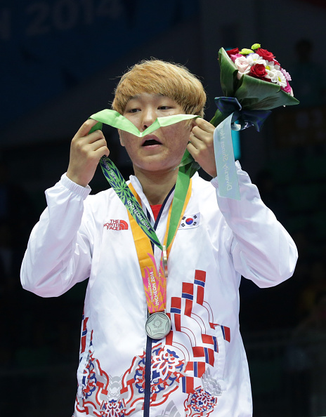 Sarita Devi handed her bronze medal to South Korean silver medallist Ji-Na Park during the medal ceremony after her anger at losing the semi-final bout ©Getty Images