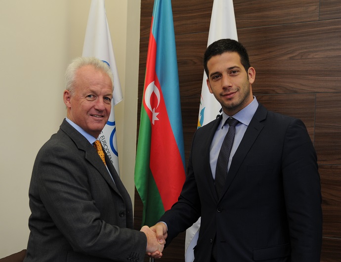 Simon Clegg, Baku 2015 chief operating officer, welcomes Vanja Udovičić, Serbia's Minister of Youth and Sports to the organisation's headquarters ©Baku 2015