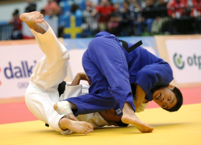 Unseeded South Korean An Changrim (blue) went all the way in the men's under 73kg at the division at he World Junior Championships in Fort Lauderdale to secure a first ever major title ©IJF