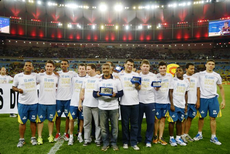 Brazilian football great Romário presents special plaques to the members of Brazils gold medal winning squad from Athens 2004 at the Maracanã Stadium ©Rio 2016