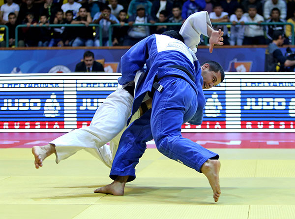 Uzbekistan's Yakhyo Imamov (far) was beaten by Greece's Roman Moustopoulos to the disappointment of the home crowd ©IJF