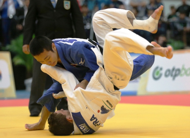 Wataru Umekita (blue) completed a hat-trick of wins for Japan on the opening day of action in Fort Lauderdale ©IJF