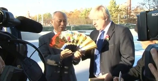 Tokyo Governor Yoichi Masuzoe presented London Mayor Boris Johnson with a special souvenir during his visit to the Queen Elizabeth Olympic Park ©Facebook