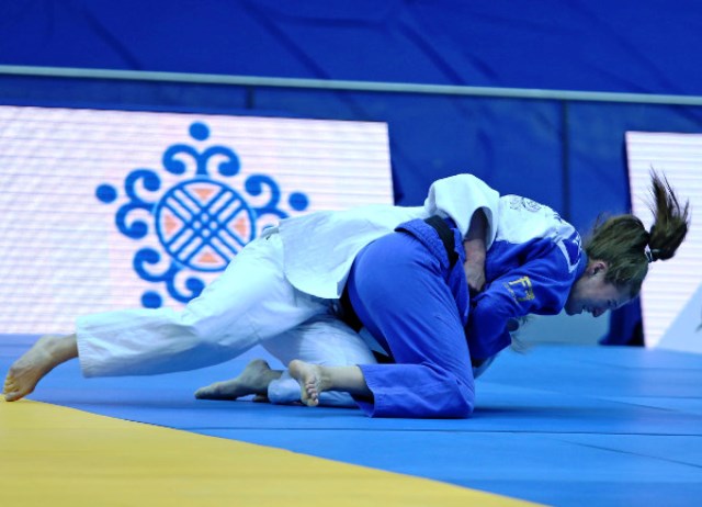 Commonwealth Games champion Natalie Powell (blue) had too much for Luise Malzahn in the final of the women's under 78kg category ©IJF