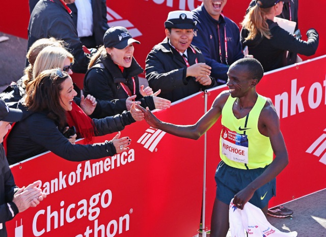 Eliud Kipchoge of Ethiopia takes the applause after taking the win at today's Chicago Marathon ©Getty Images