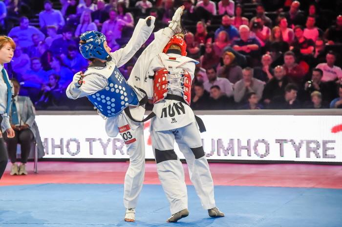 Spain's Brigida Yague (left, in blue uniforms) beat Hungary's Ivett Gonda in the final of the women's under 49kg contest ©WTF
