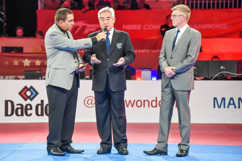 World Taekwondo Federation Dr Chungwon Choue (centre) praised Manchester as the "home of taekwondo" before the evening session got underway ©WTF