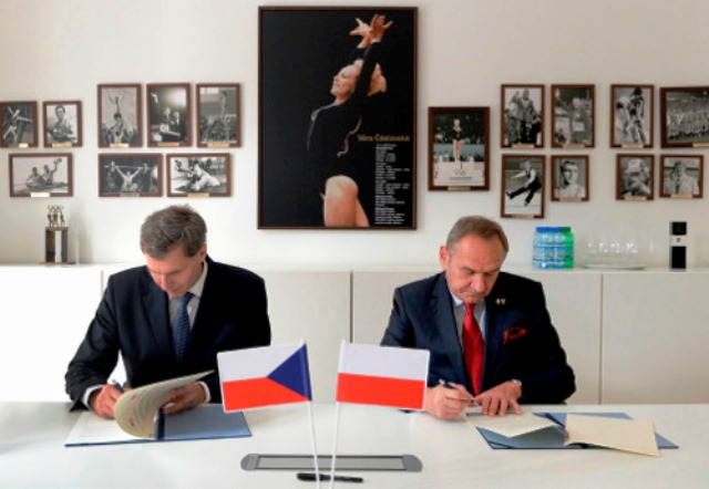 Czech Olympic Committee President Jiří Kejval (left) and Polish Olympic Committee Andrzej Kraśnicki President sign Memorandum of Cooperation in Prague ©POC