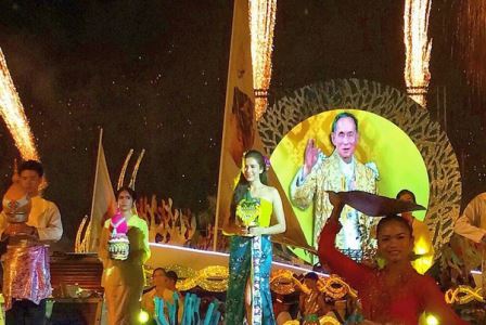 A homage to Thailand and the king during the Opening Ceremony ©Instagram