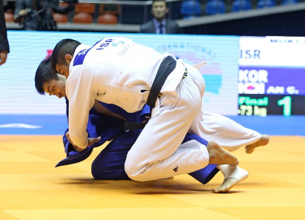 An Changrim (far) defeated top seed Sagi Muki in the men's under 73kg category final ©IJF