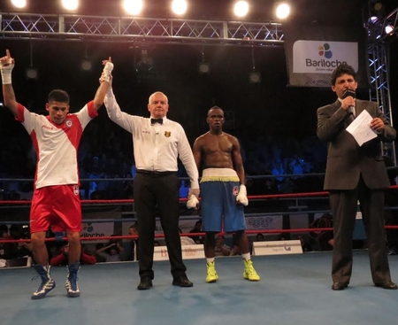 Argentina's Alberto Melian claimed a points victory over Kenya's Benson Gicharu Njangiru ©AIBA Pro Boxing