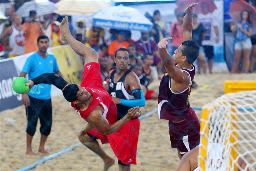 Oman versus Qatar was a fiercely competitive encounter in the beach handball final, but Qatar were too strong ©Phuket 2014